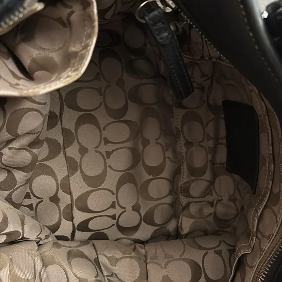 Authentic Coach leather shoulder bag. Excellent used condition! - Picture 4 of 6